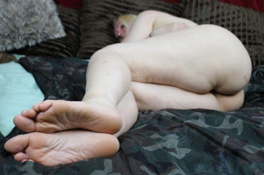 Barefoot cuties showing asshole feet ass blondes butt anus 