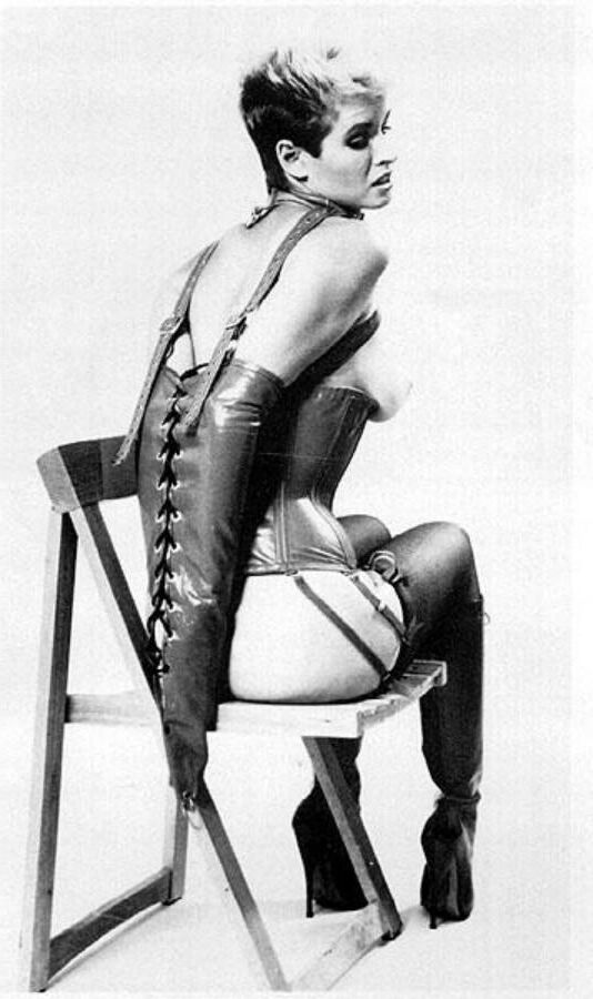 Lois Ayers, Vintage-Bondage-Modell