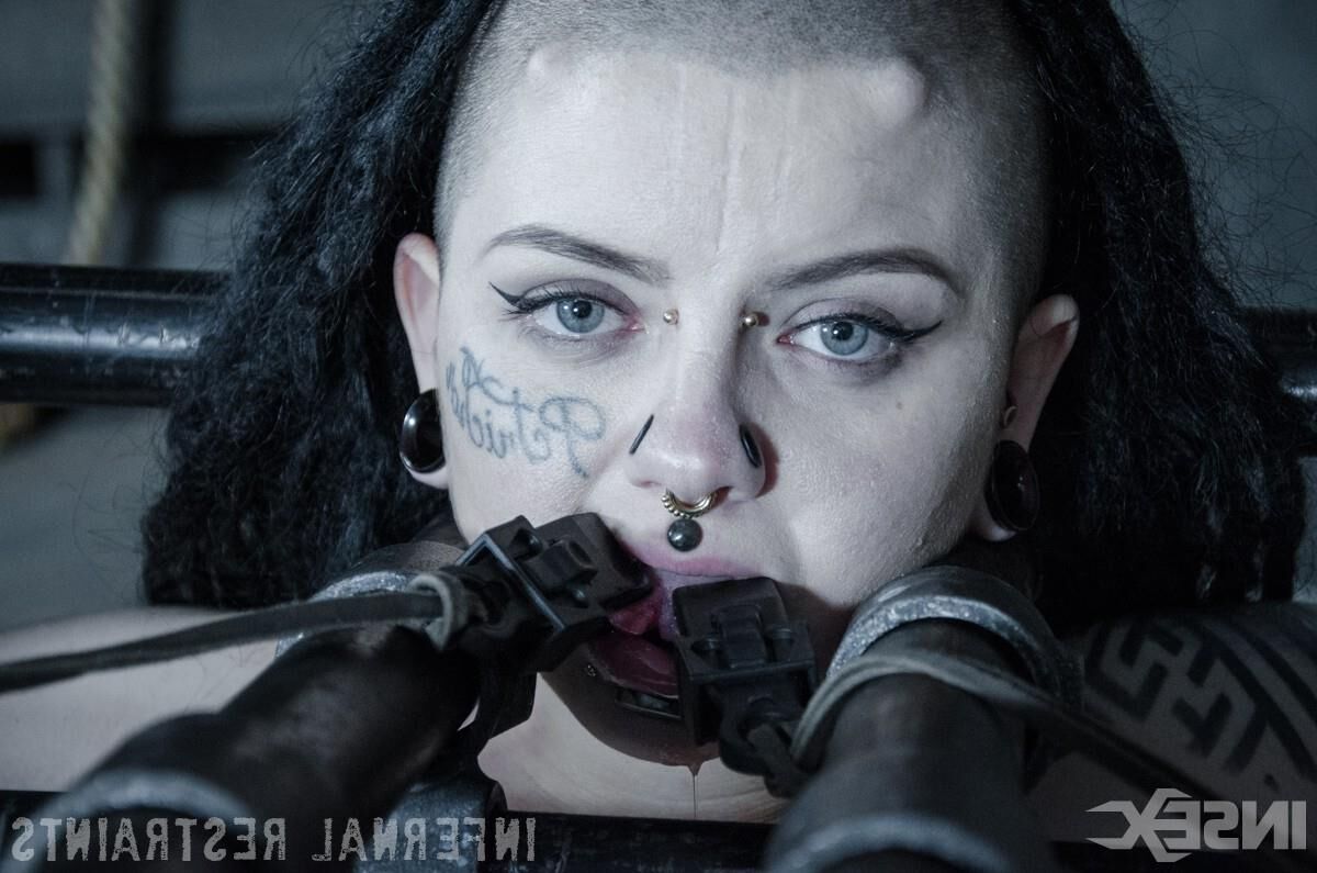 Luna Lavey  Bondage Model