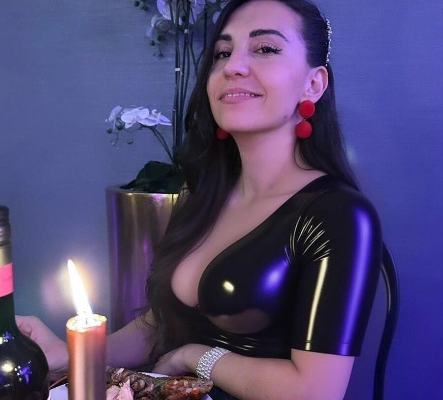 Bellynda latex fetish