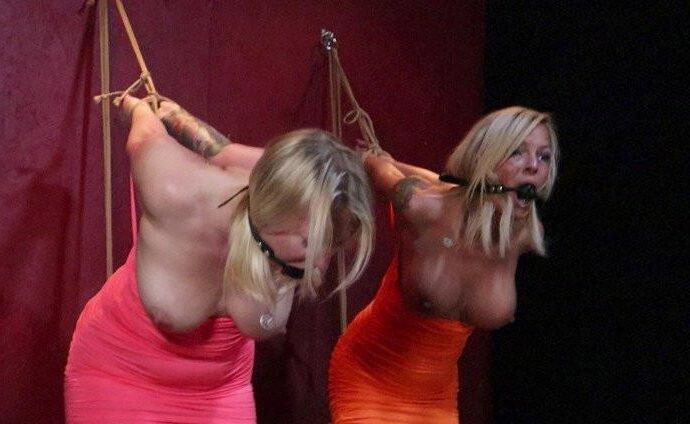 Filles sexy liées et bâillonnées