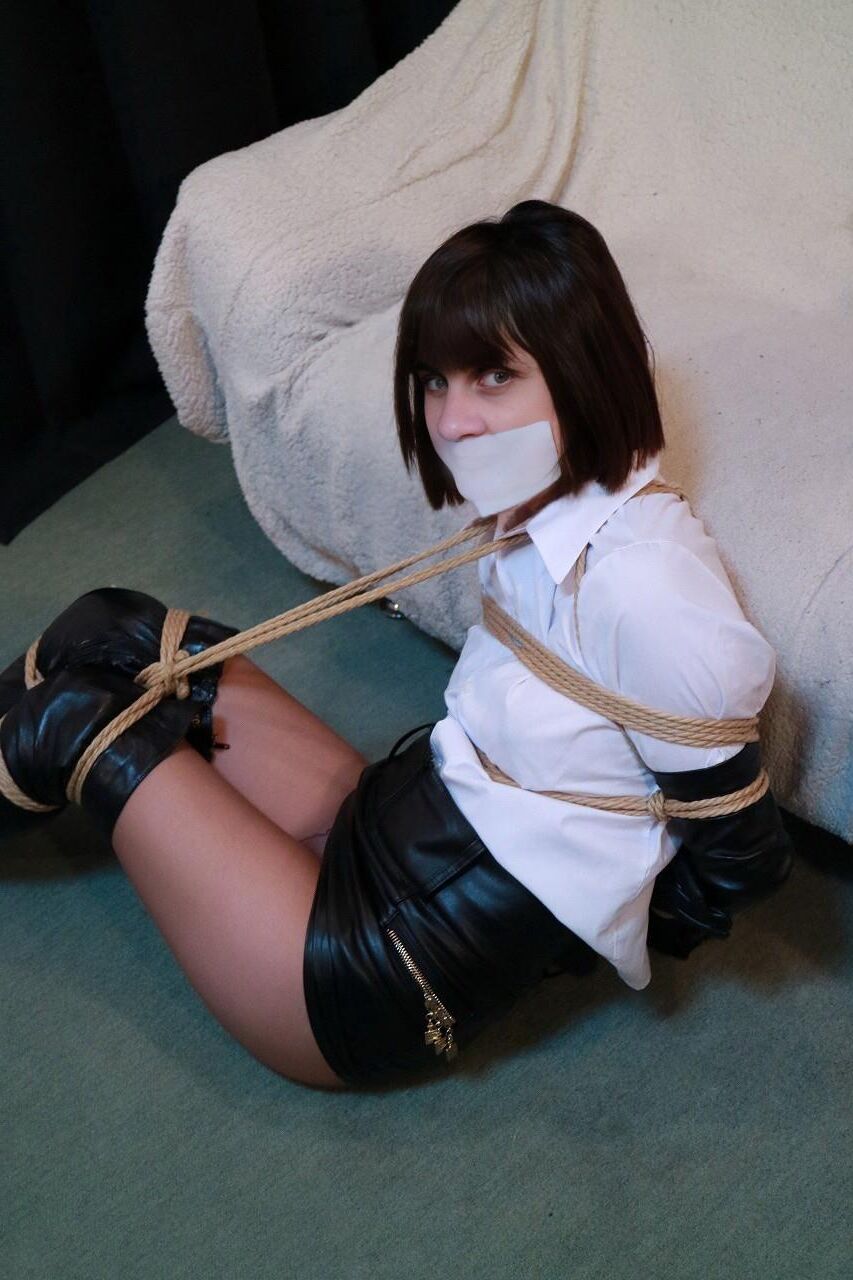 Sophie Volant Hogtied em botas e couro