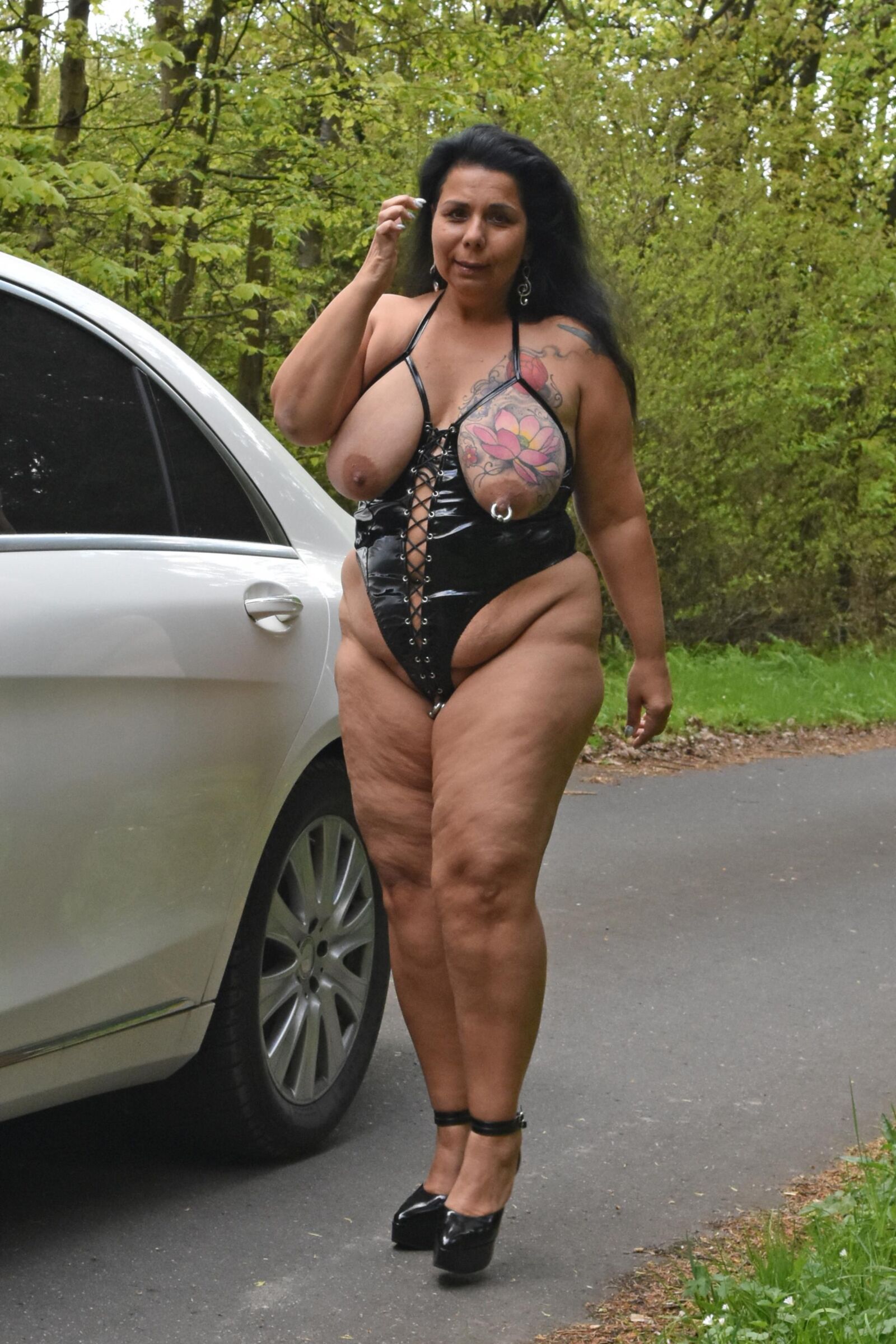 Webslut Susana vestido como uma prostituta lá fora