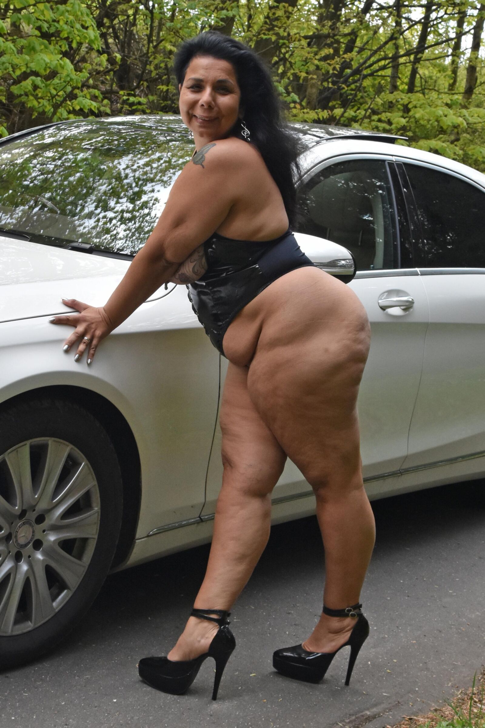 Webslut Susana vestido como uma prostituta lá fora