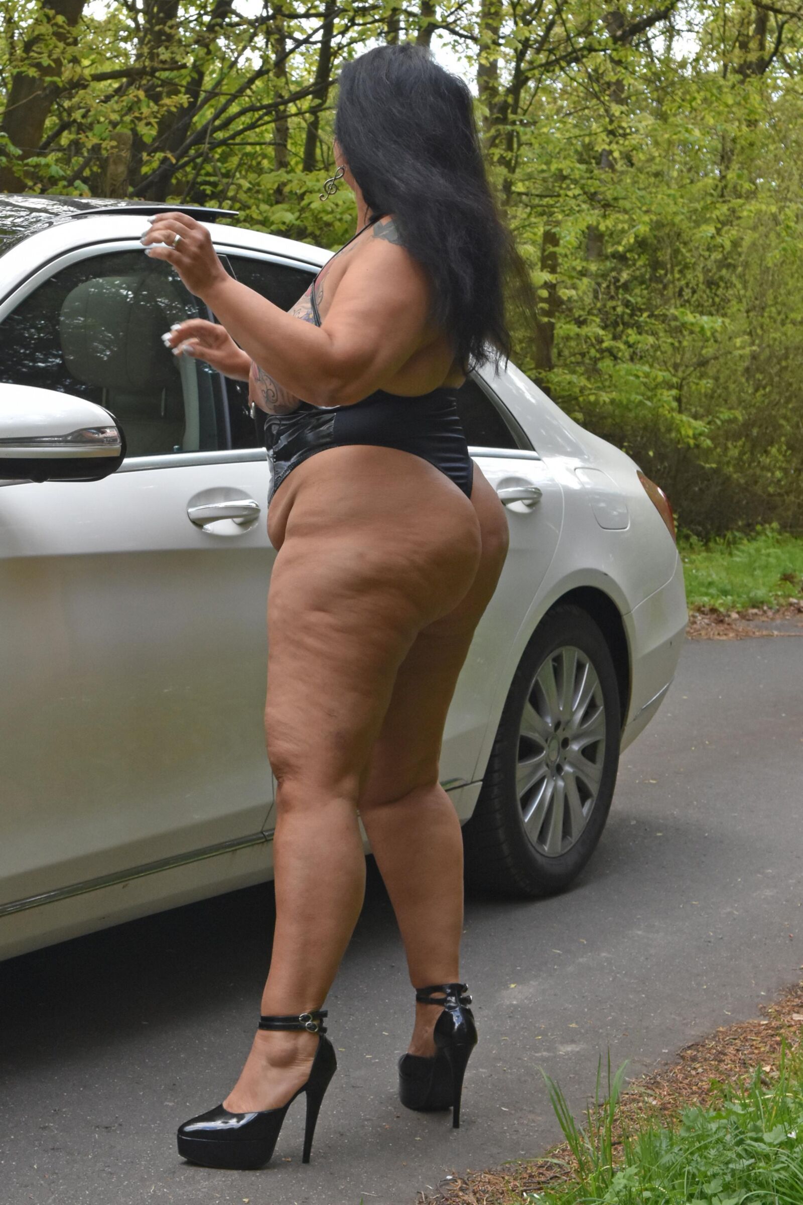 Webslut Susana vestido como uma prostituta lá fora
