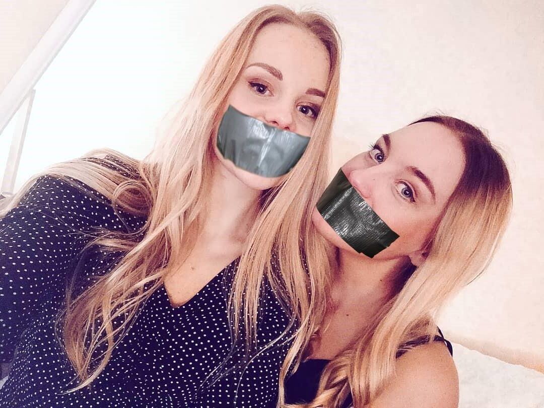 Klebebandgeknebelte Mädchen