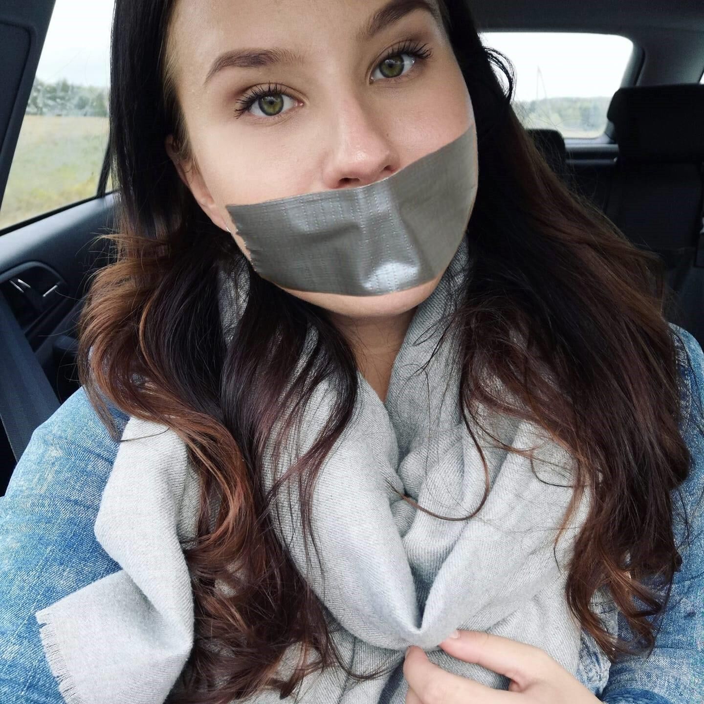 Klebebandgeknebelte Mädchen