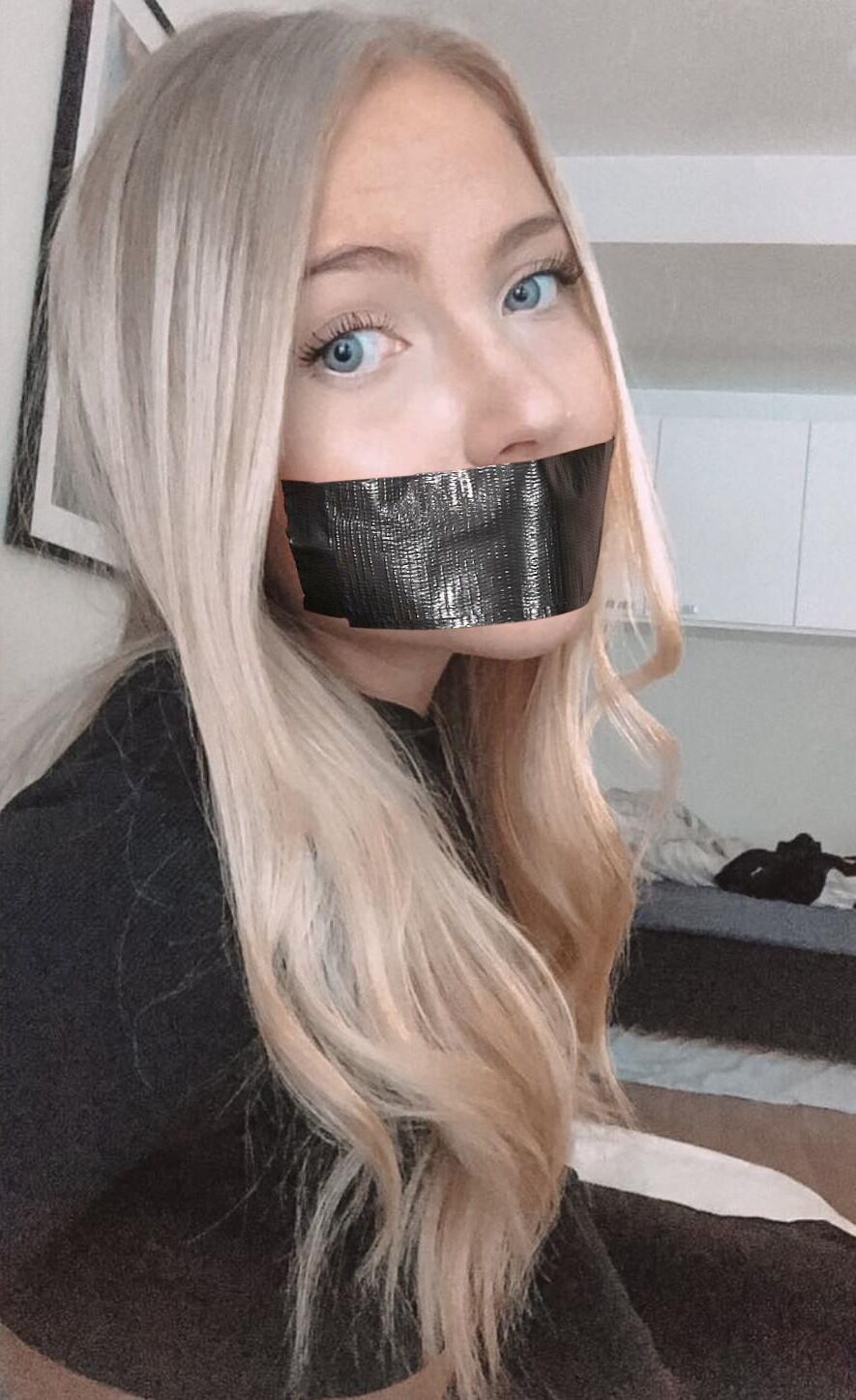 Klebebandgeknebelte Mädchen