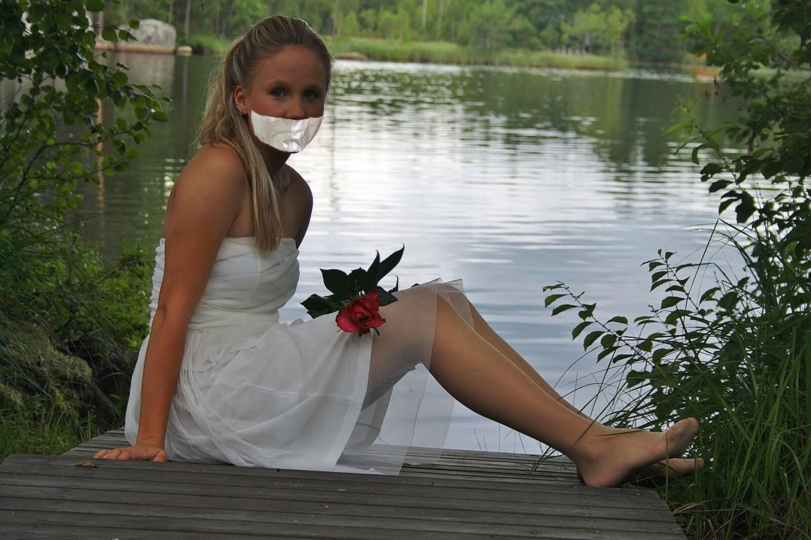 Klebebandgeknebelte Mädchen