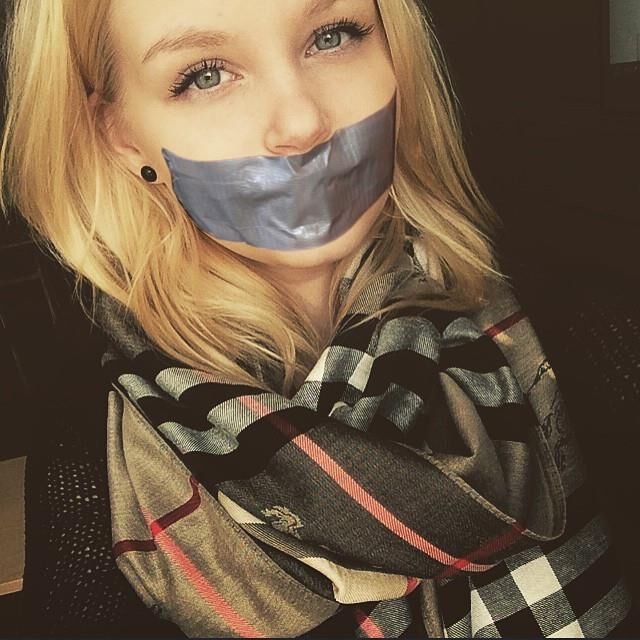 Klebebandgeknebelte Mädchen