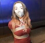 Hembras en ropa en esclavitud