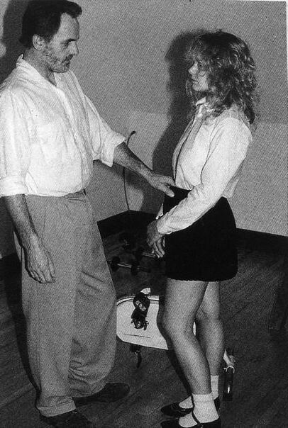 Retro Spanking Jane, da Blushes, não pobre Jane em uma bicicleta