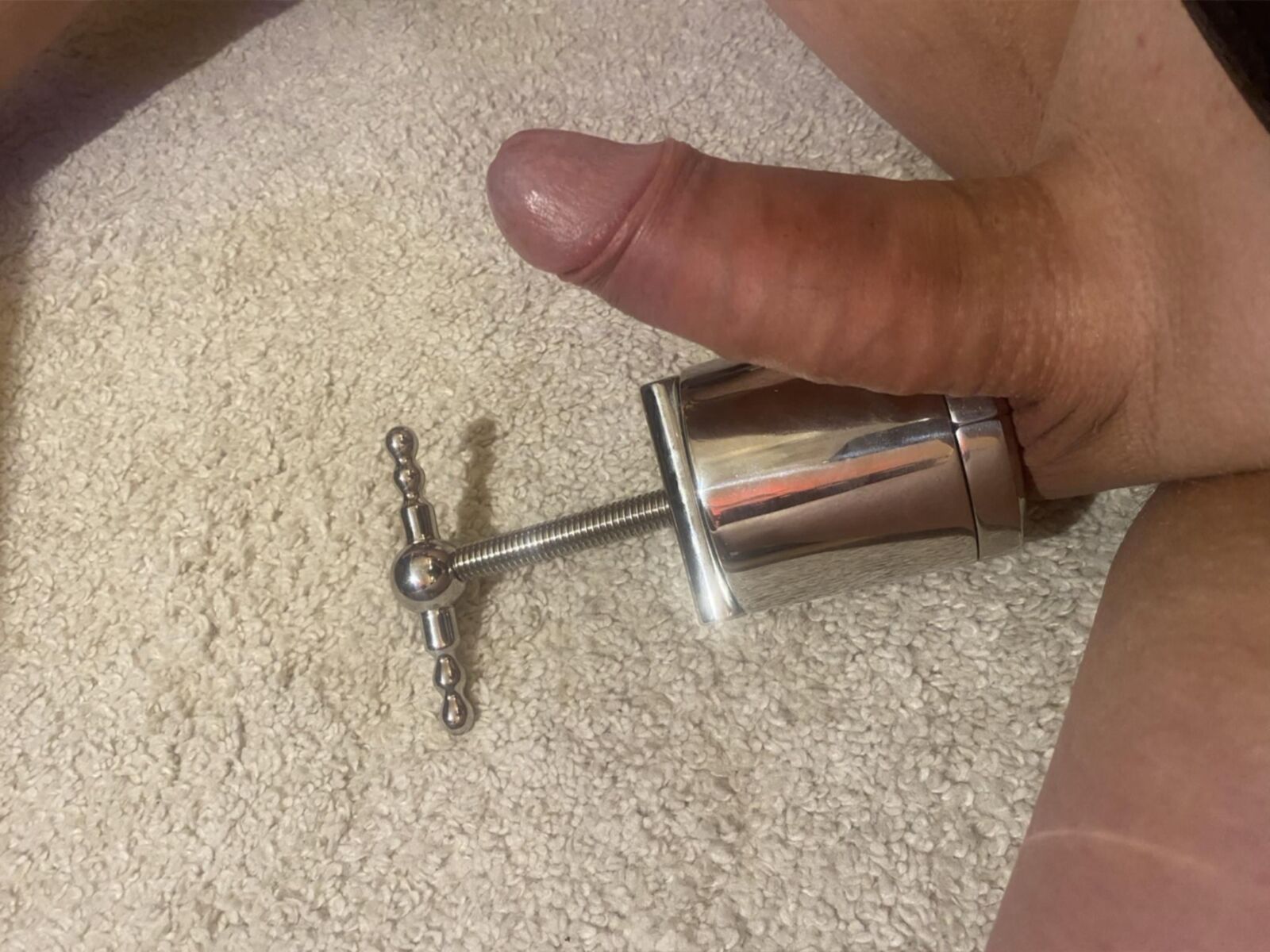 Bolas esmagadas à ejaculação indesejada sem orgasmo