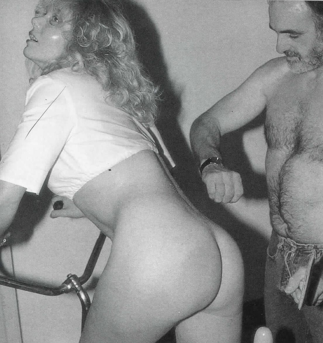 Retro Spanking Jane, da Blushes, não é mais divertido em uma bicicleta