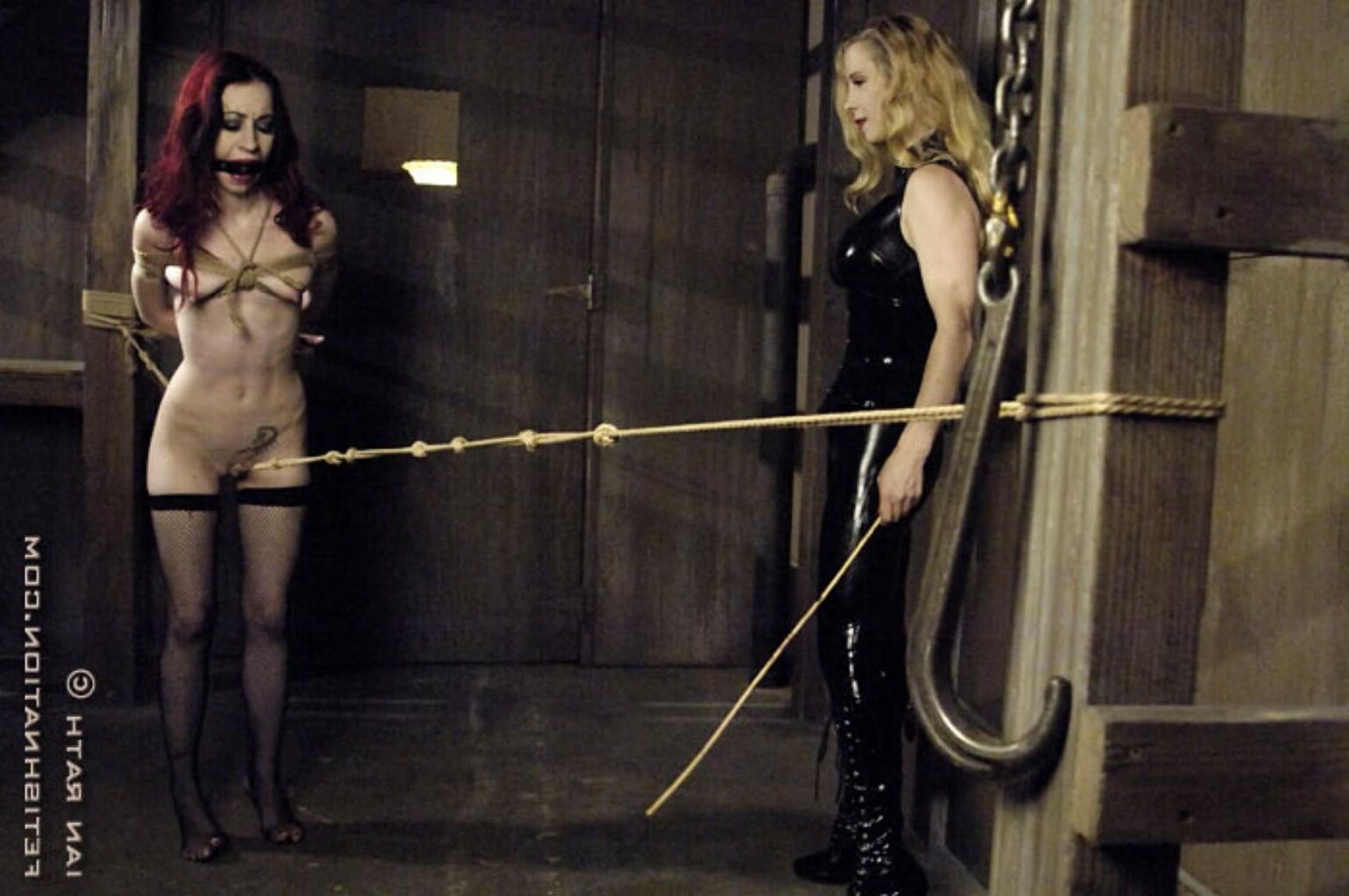 Modelo de Bondage Mina Meow