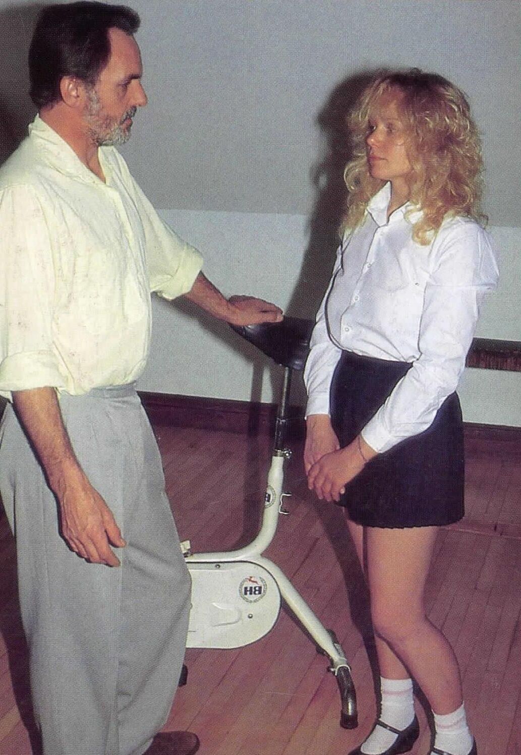 Retro Spanking Jane, da Blushes, não pobre Jane em uma bicicleta