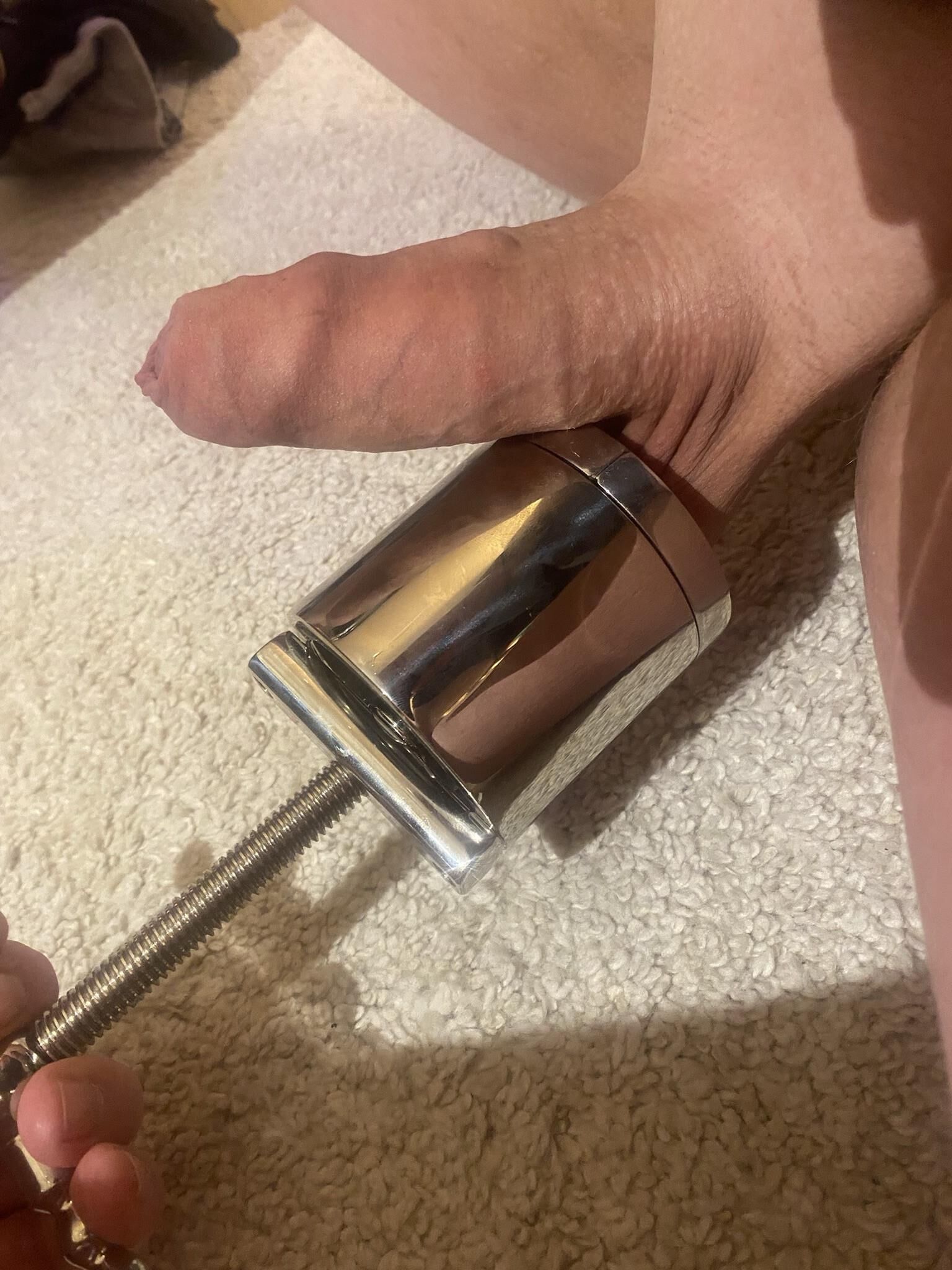 Bolas esmagadas à ejaculação indesejada sem orgasmo