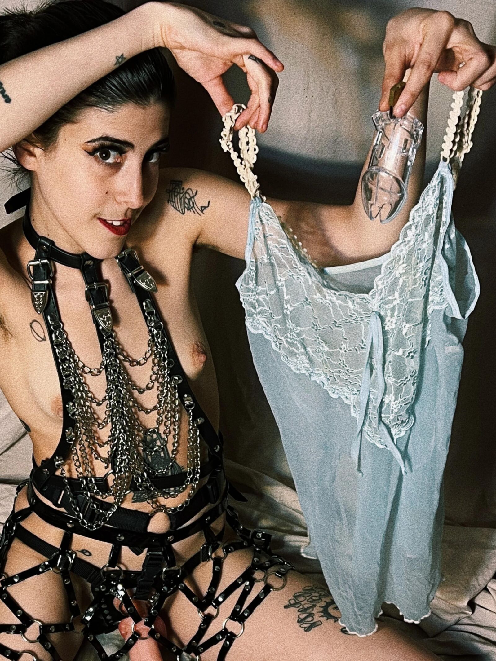 Coloque essas roupas íntimas e prepare -se para ser minha pequena prostituta