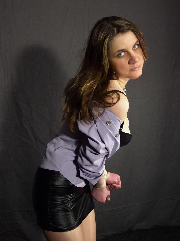 A sessão de fotos de Sophie de Bondage dá errado