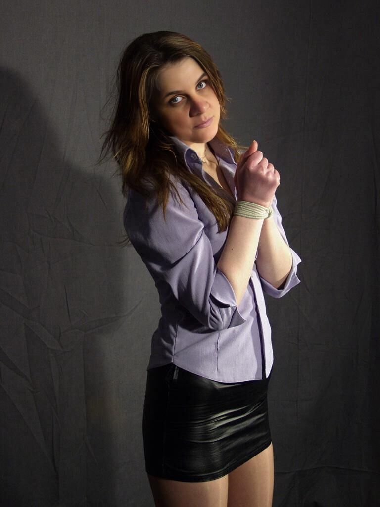 A sessão de fotos de Sophie de Bondage dá errado