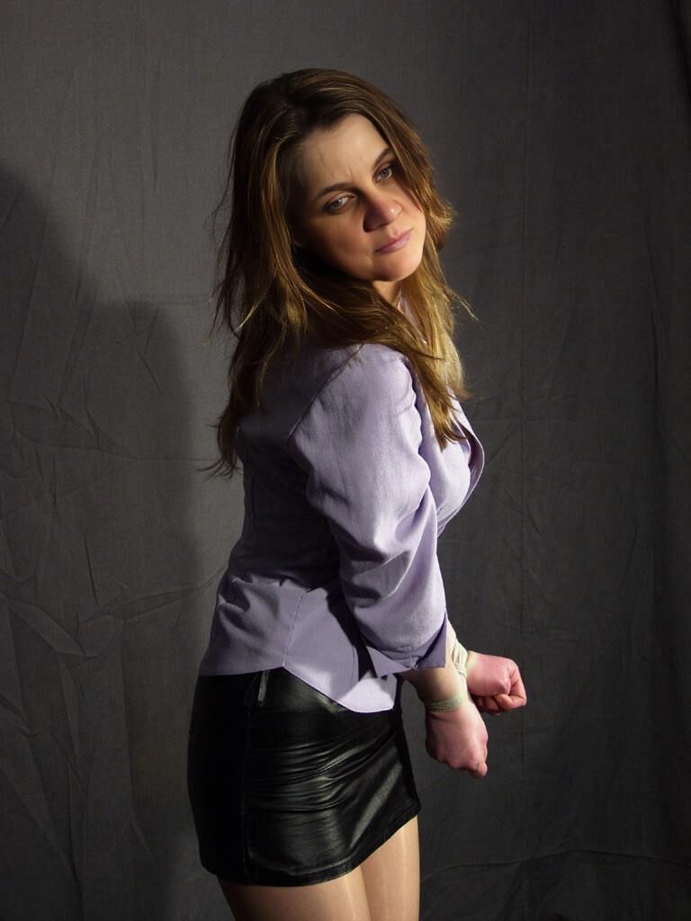 A sessão de fotos de Sophie de Bondage dá errado