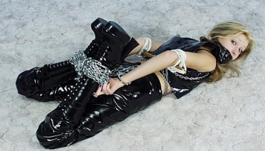 Modèle de bondage Molly Bronte