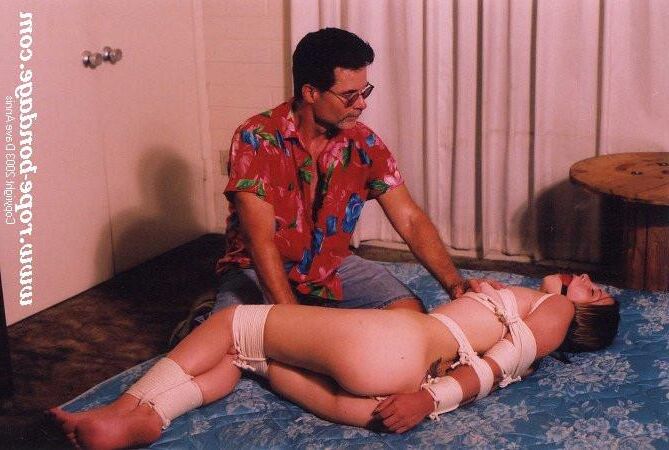 悪い男性、女性を捕まえた