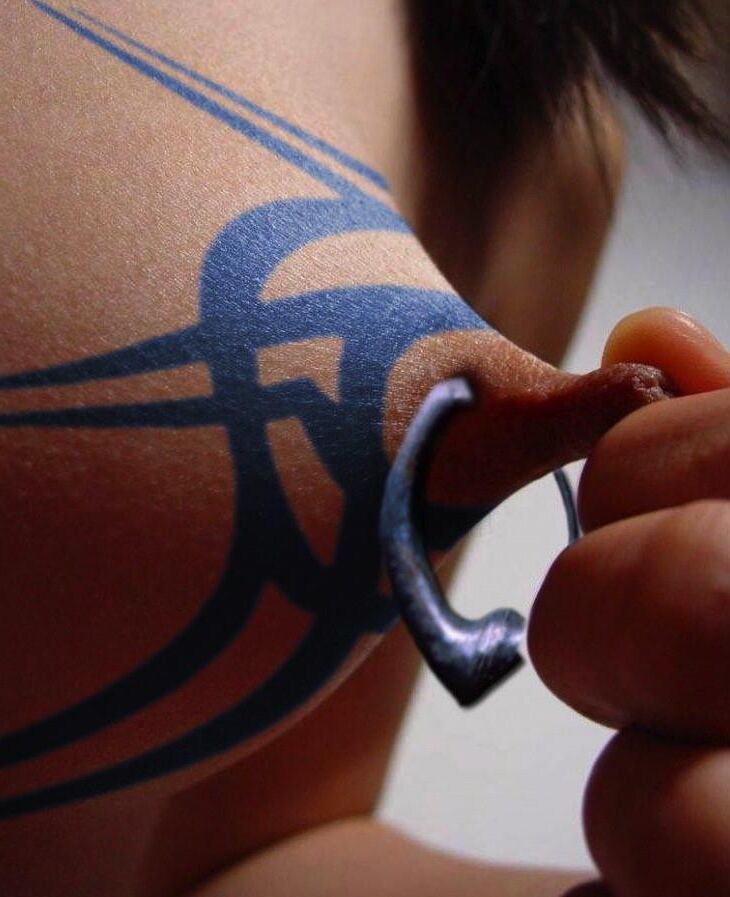 乳首をつまむ（喜びと痛み）