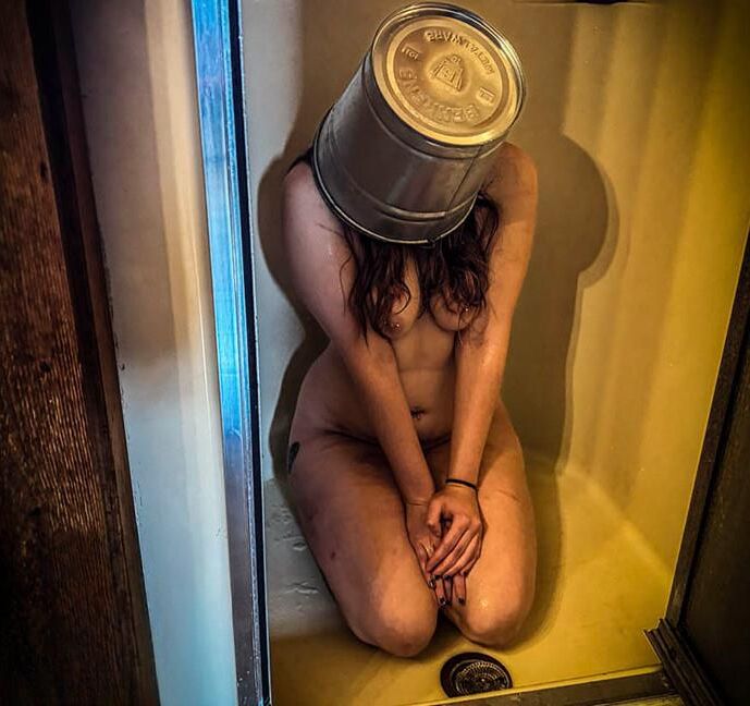 femmes nues en péril