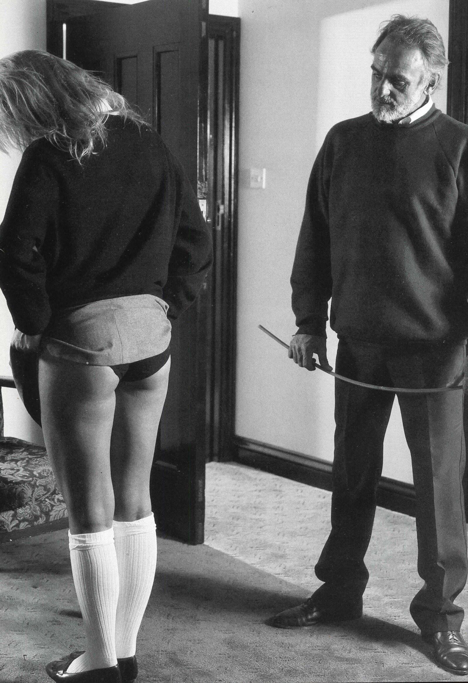 Problème de filles uniformes de la fessée rétro (complète)