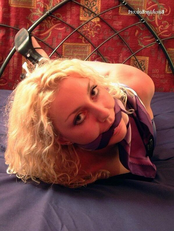 Jessica Blond dans une Chemise et talons