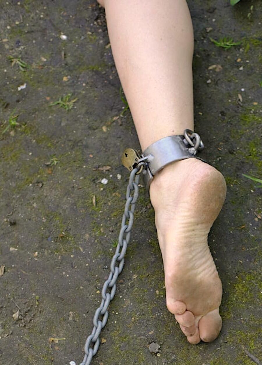 彼女の足は束縛されています。
