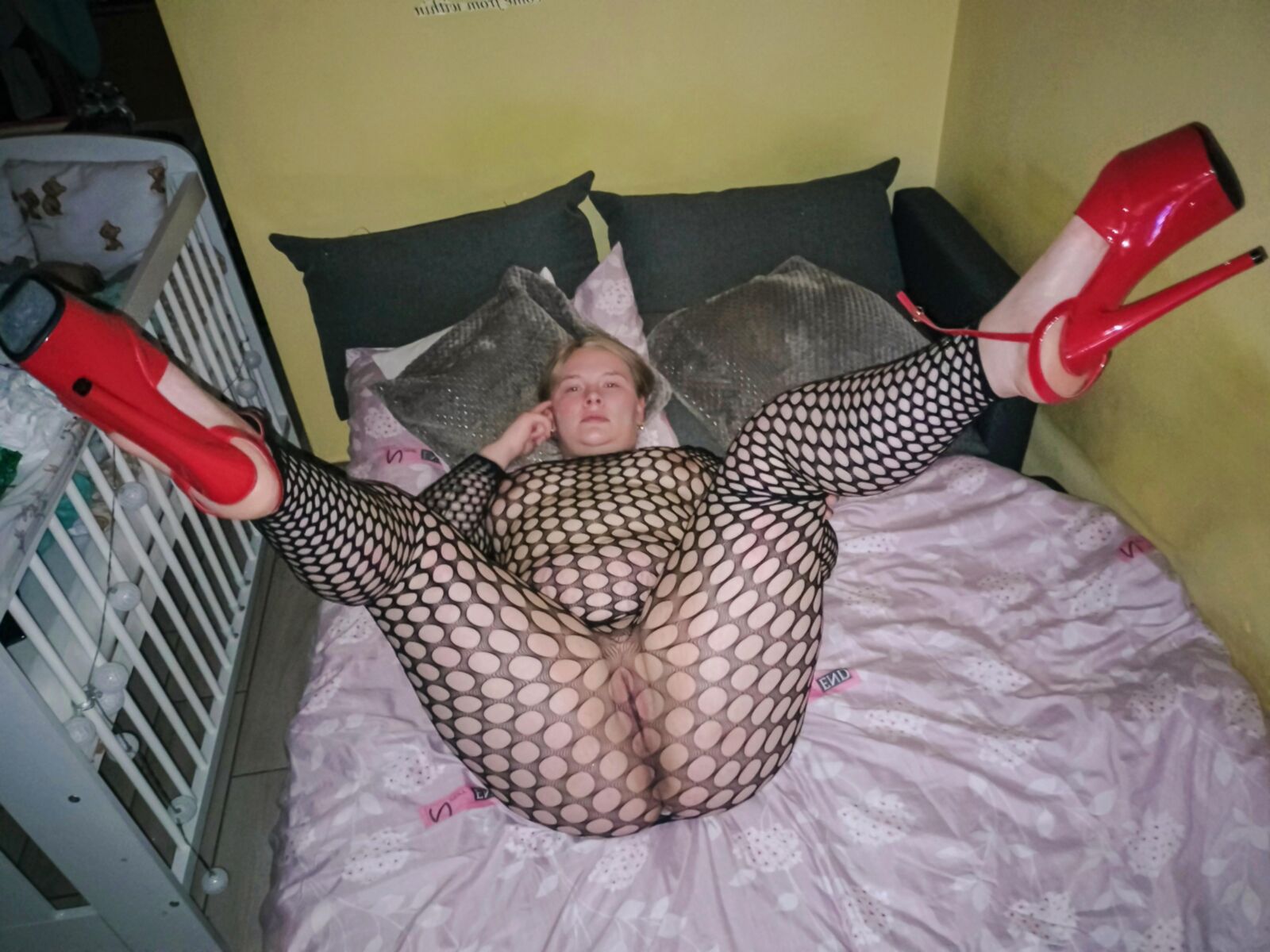 Frau Betty in Wirtschaftskleidung. 