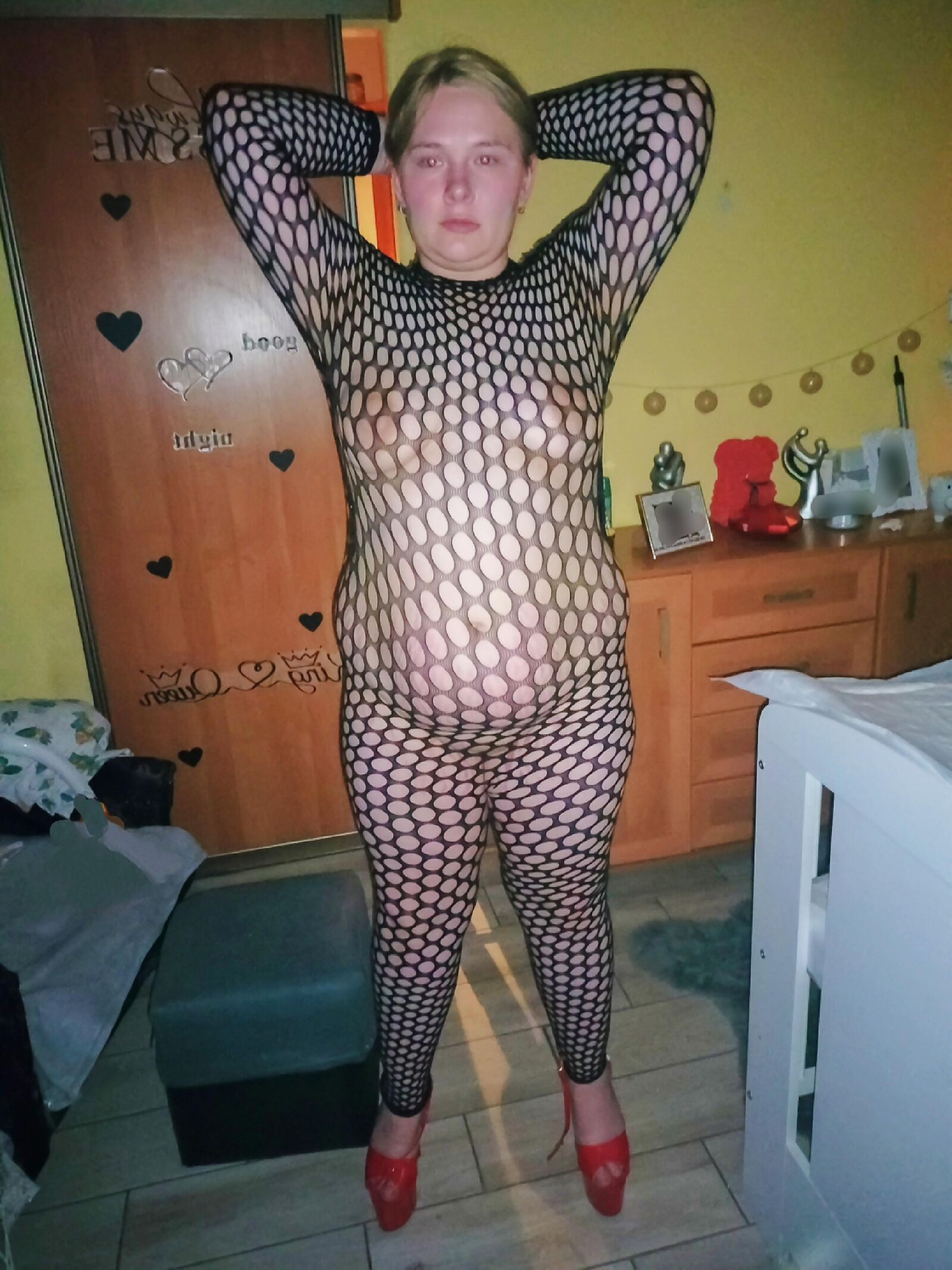 Frau Betty in Wirtschaftskleidung. 
