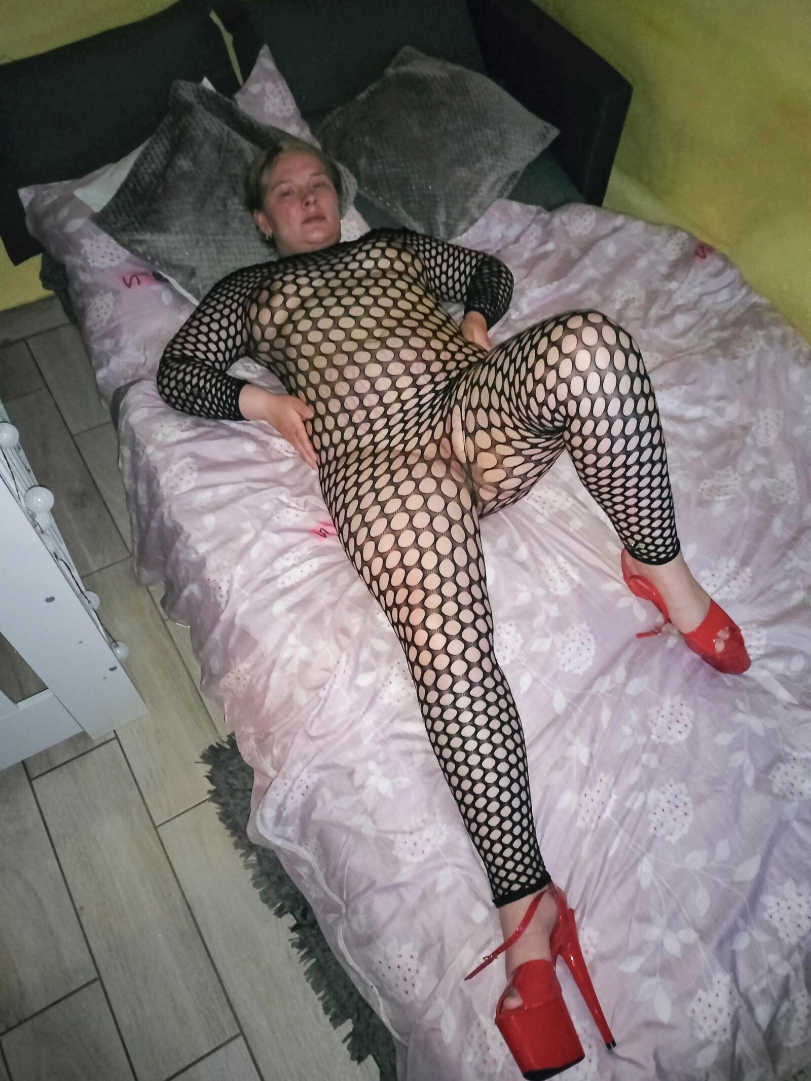 Frau Betty in Wirtschaftskleidung. 