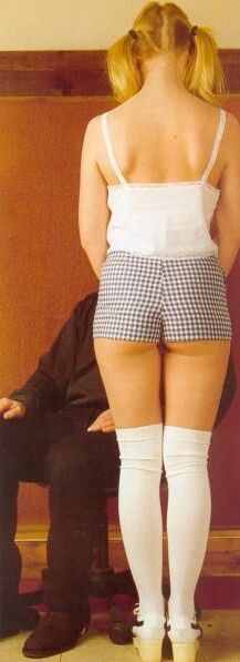 Retro Spanking Janus Julianne Blonde Pony Schwanz und weiße Weste
