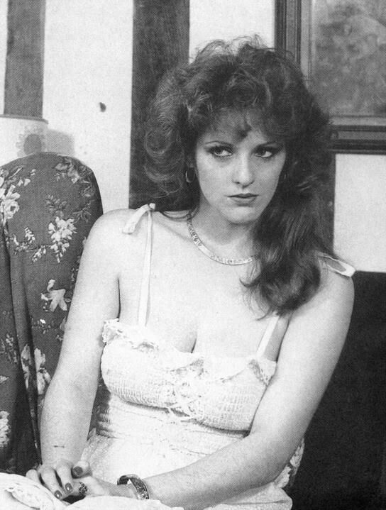 Retro Spanking Janus Kamin Redhead in weißem Kleid