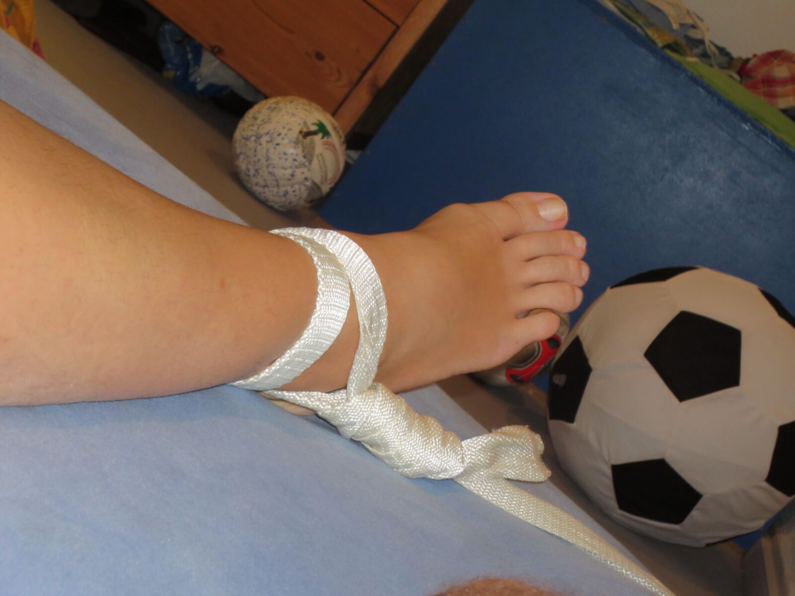 Gelifessel naked tied feet