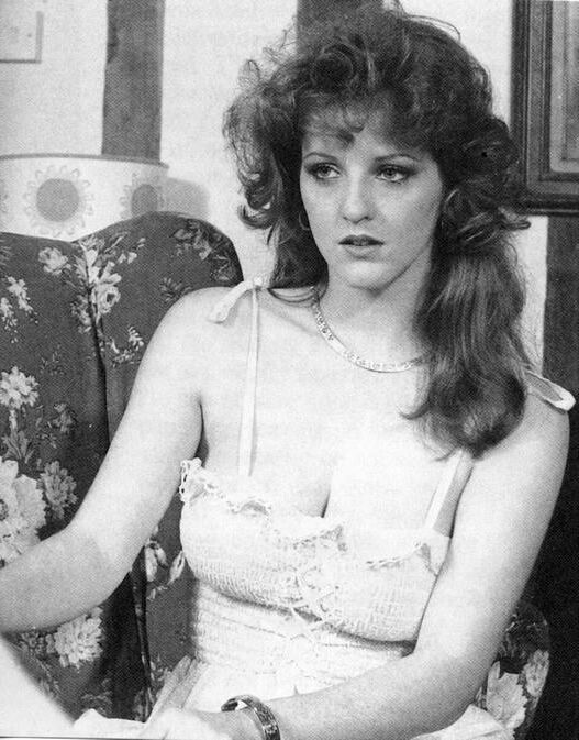 Retro Spanking Janus Kamin Redhead in weißem Kleid