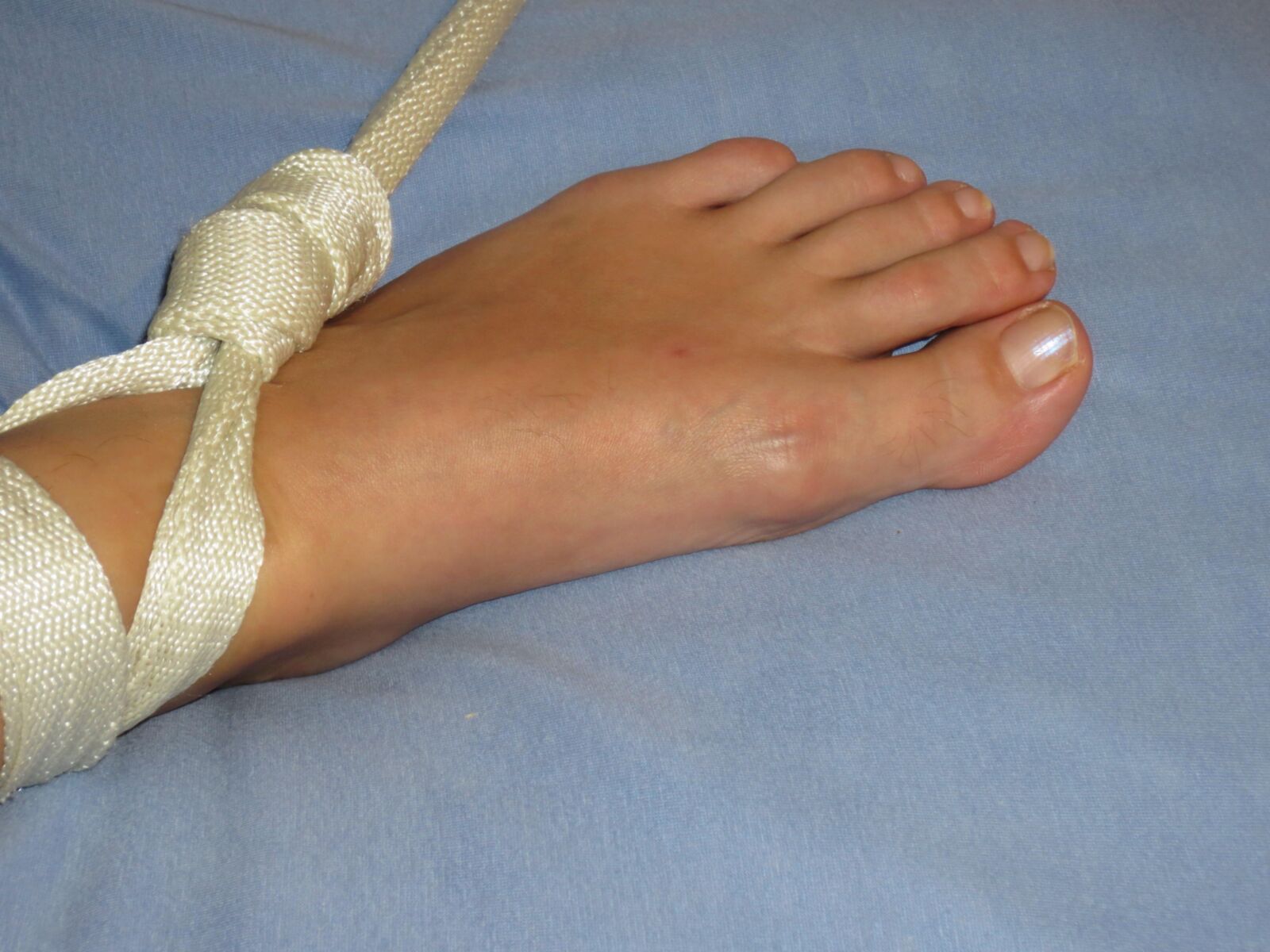 Gelifessel naked tied feet