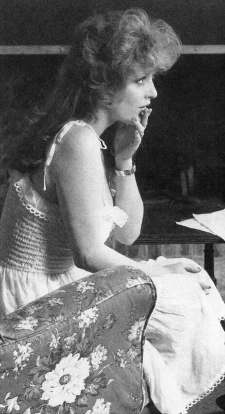 Retro Spanking Janus Kamin Redhead in weißem Kleid