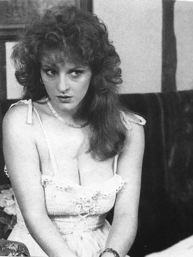 Retro Spanking Janus Kamin Redhead in weißem Kleid