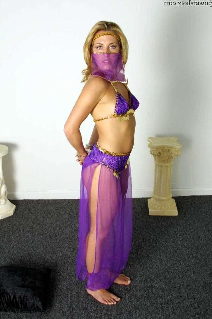 Chica harén dispuesta