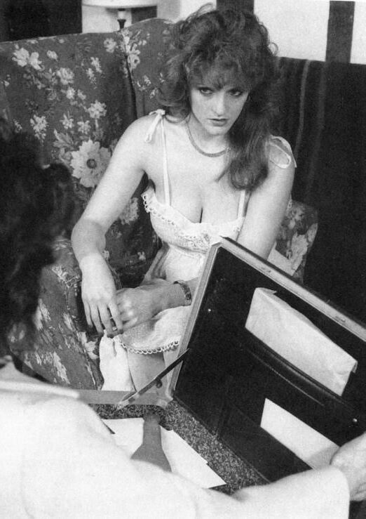 Retro Spanking Janus Kamin Redhead in weißem Kleid