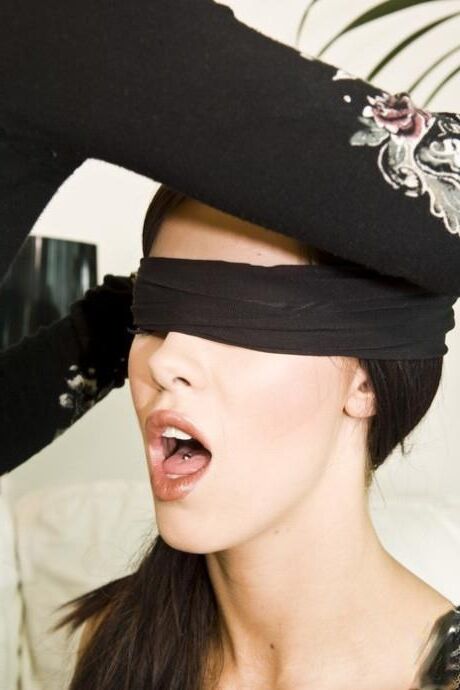 Frauen mit verbundenen Augen