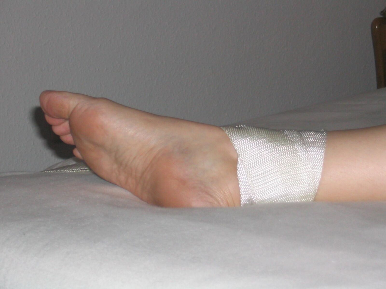 Gelifessel naked tied feet