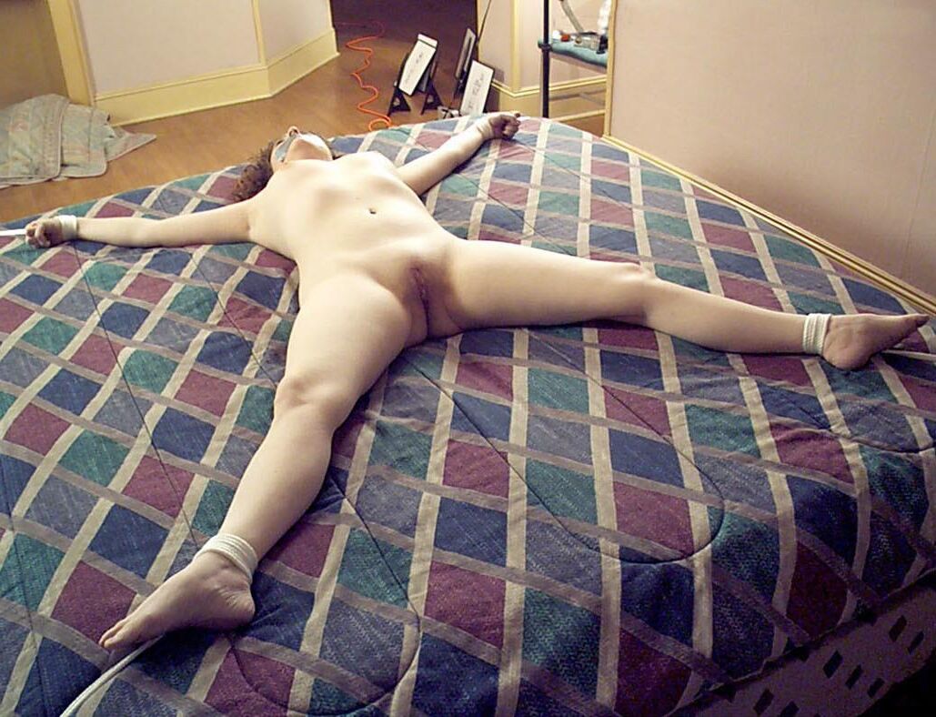 Frauen in Spreadagle Bondage