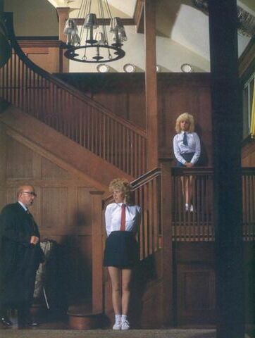 Retro Spanking errötet Bild Set zwei Mädchen Flur