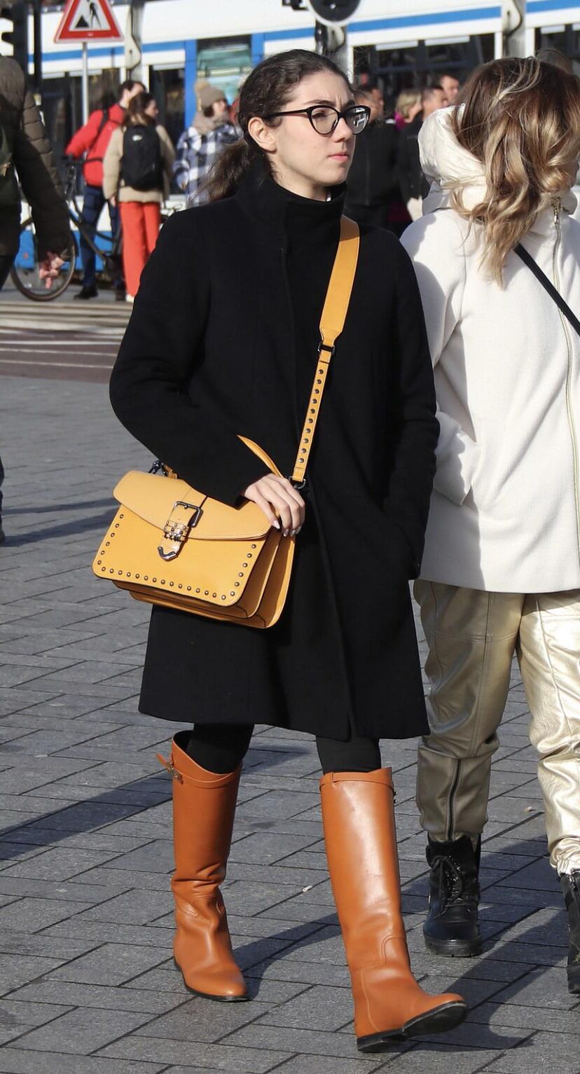 Leder und Stiefel in der Öffentlichkeit