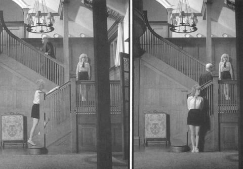 Retro Spanking errötet Bild Set zwei Mädchen Flur